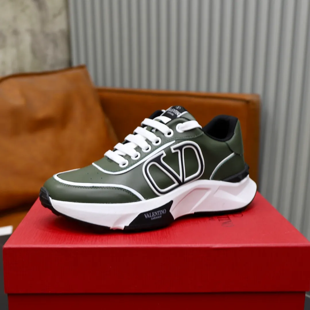 Ex-factory price: 460💰VALENTINO/Valentino 2025s men's latest low-top thick-soled sports shoes are shipped. Made with heavy industry, men's fine casual sports shoes, versatile style. Original leather, rubber lines embellished with geometric segmentation uppers, hand-sewn, novel and fashionable, rubber soles with rivet details on the front and back, VALENTINO GARAVANI LOGO printed on the side, and Valentino Garavani decorative inlay on the tongue. Logo, comfortable, breathable and durable on the feet! Comes with full original packaging! Code number: 38-39-40-41-42-43-44 (45 can be customized)